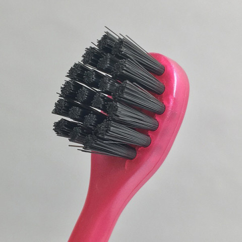 DENTALPRO "Black" Зубная щетка с компактной головкой со щетинками с коллоидной керамикой  (жесткая) C13.